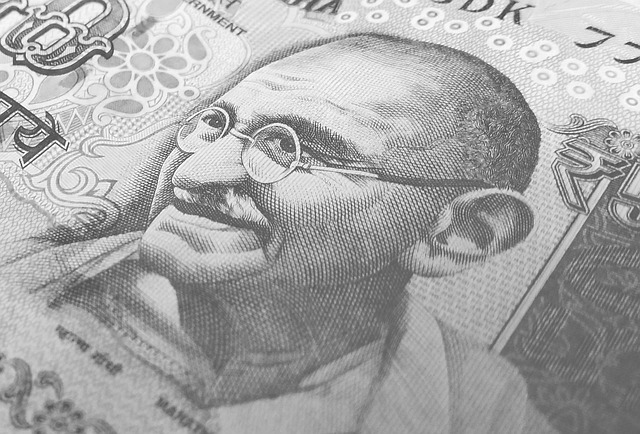 Gandhi: Pasif Direnişin Evrensel Simgesi Gandhi: Pasif Direnişin Evrensel Simgesi